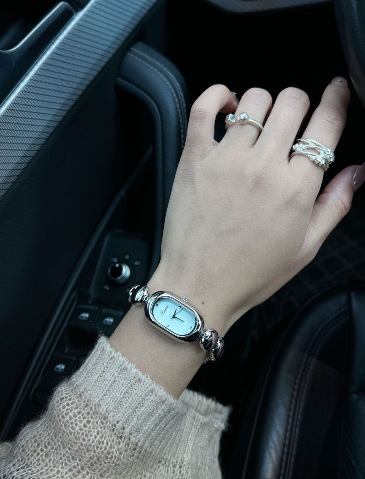 Elegant Oval Dial Women’s Bracelet Watch – Luxury Minimalist Timepiece (Comes Boxed)