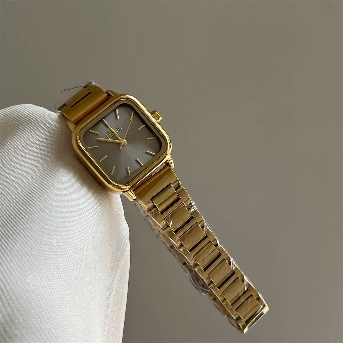 Elegant IEKE Minimalist Oval Gold Quartz Bracelet Watch (Comes Boxed)