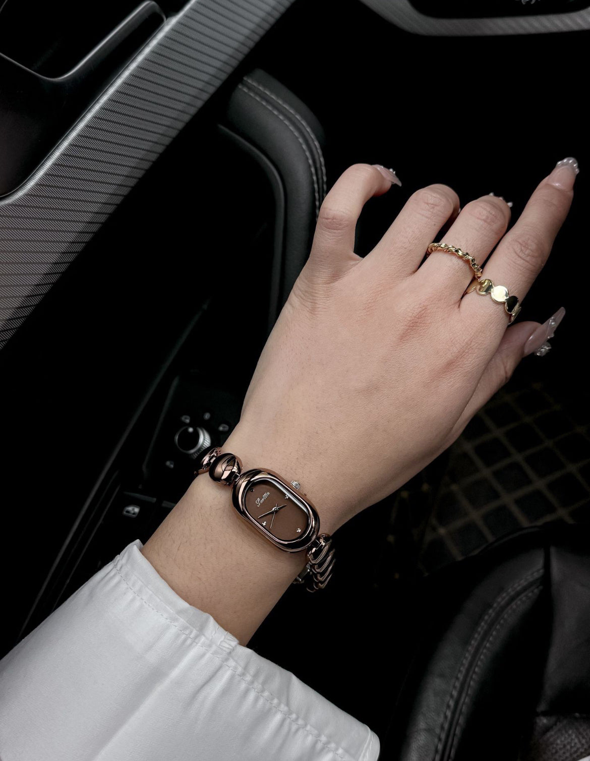 Elegant Oval Dial Women’s Bracelet Watch – Luxury Minimalist Timepiece (Comes Boxed)