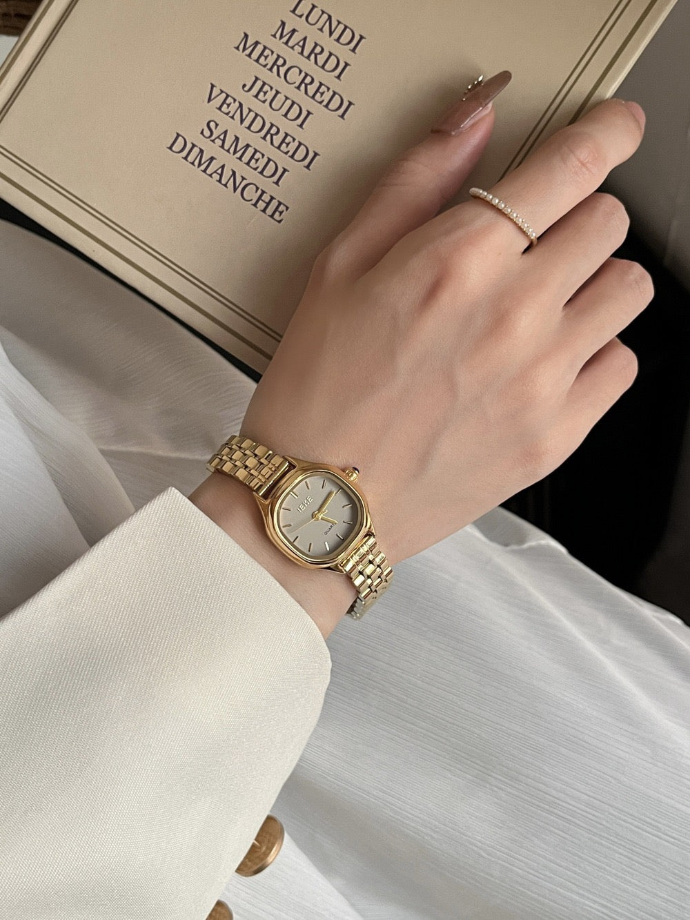Elegant IEKE Minimalist Oval Gold Quartz Bracelet Watch (Comes Boxed)