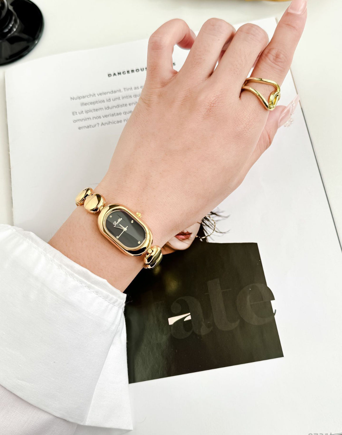 Elegant Oval Dial Women’s Bracelet Watch – Luxury Minimalist Timepiece (Comes Boxed)
