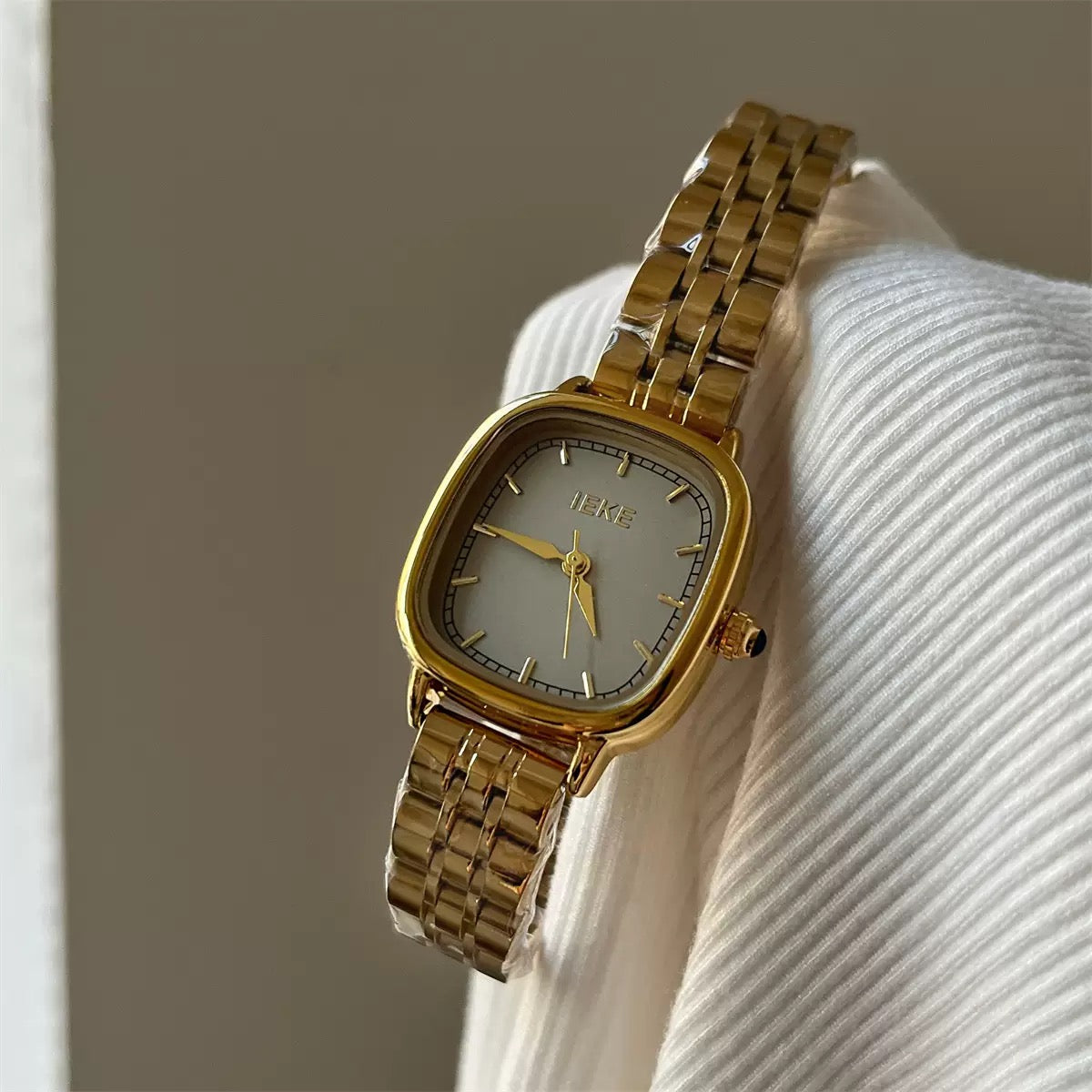 Elegant IEKE Minimalist Oval Gold Quartz Bracelet Watch (Comes Boxed)